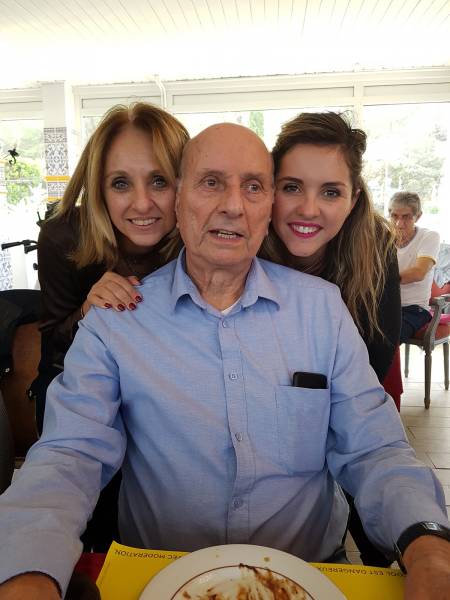 Un résident et sa famille lors d'un repas à la maison de retraite Aix-en-Provence