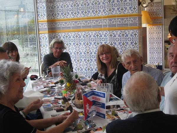 Moment familial en Résidence Séniors aix en provence Saint-Hilaire Provence Deux