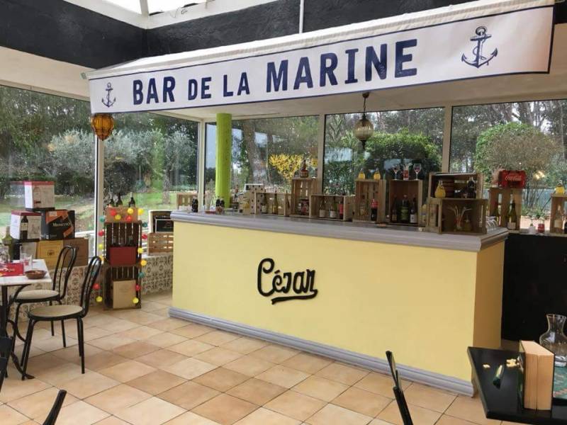 Bar pour l'apéro des amis das la Résidence Autonomie à côté de Bouc Bel Air