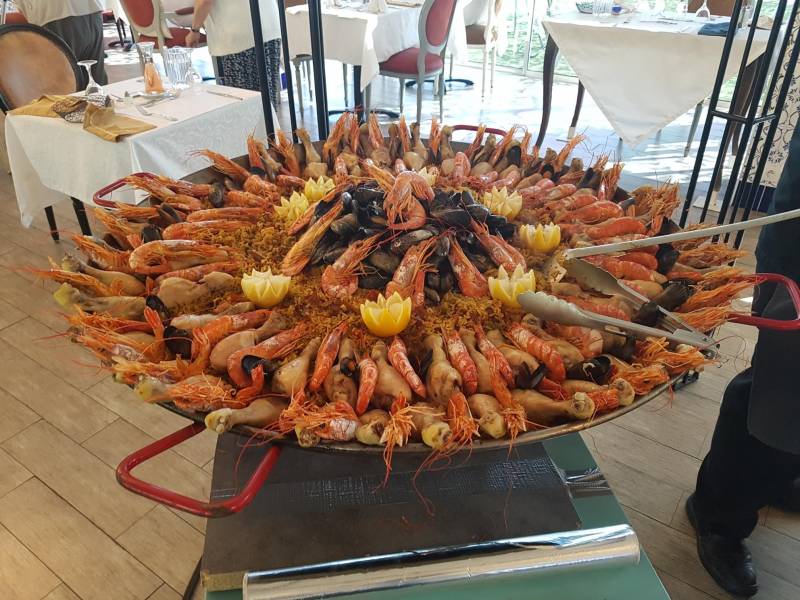 Repas paëlla en résidence séniors Aix en Provence Saint-Hilaire Provence 2